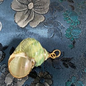 Pendant made from a little shell lined with gold Just put it on your chain
